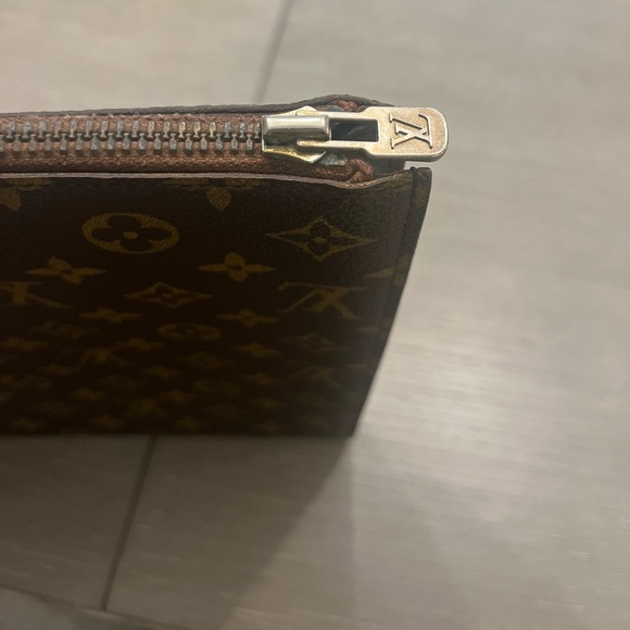 Vintage LV Zip up Portfolio barely used. Great condition - Picture 4 of 5